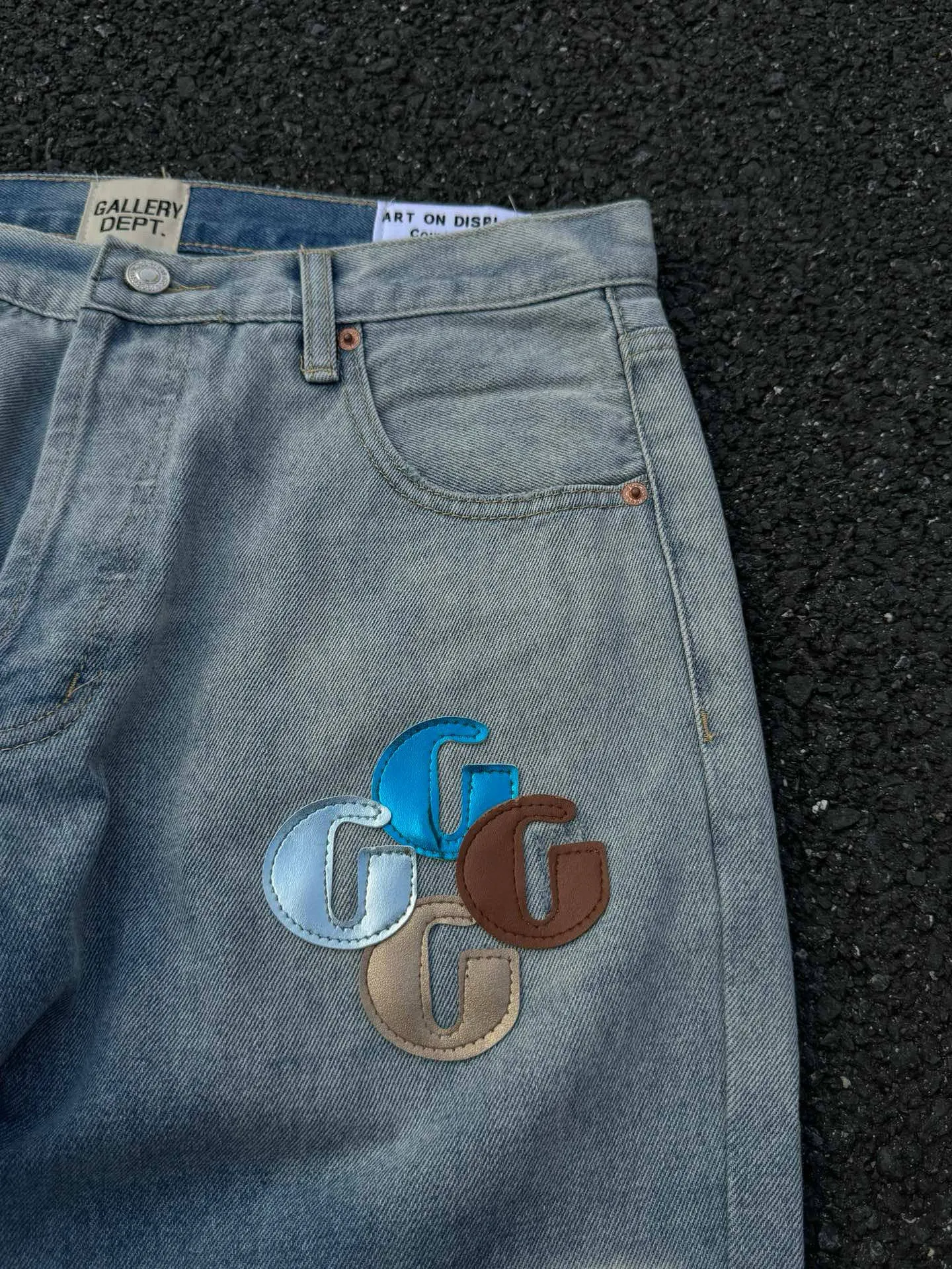 -Size upper body P240#G66 GALLERY DEPT. Denim spliced ​​with all-over printed leather ripped bell-bottoms, washed and distressed jeans. GALLERY is attracted by these bell-bottoms. Whether it is a reset of Carhartt or Levis, they all create a strong brand style. Since these pants are modified from rare vintage, the production capacity is limited. Therefore, after many icons wore them, these pants were once hard to find. Later, perhaps due to the improvement of GD's business in the past two years and the expansion of production lines, the brand itself lowered the price, so I can't wait any longer for these pants this year and will definitely buy them. During the process of the denim washing plant, the owner of the washing plant helped introduce a boss who had worked for Levi's foundry and started his own business. This also paved the way for the following styles. Therefore, Levi's remodeled single product for the base plate is really familiar. Whether it is the fabrics supplied or the lathes used in production, there is nothing to choose from. -Color: blue -Size: S-XXL (corresponding to 28-36)